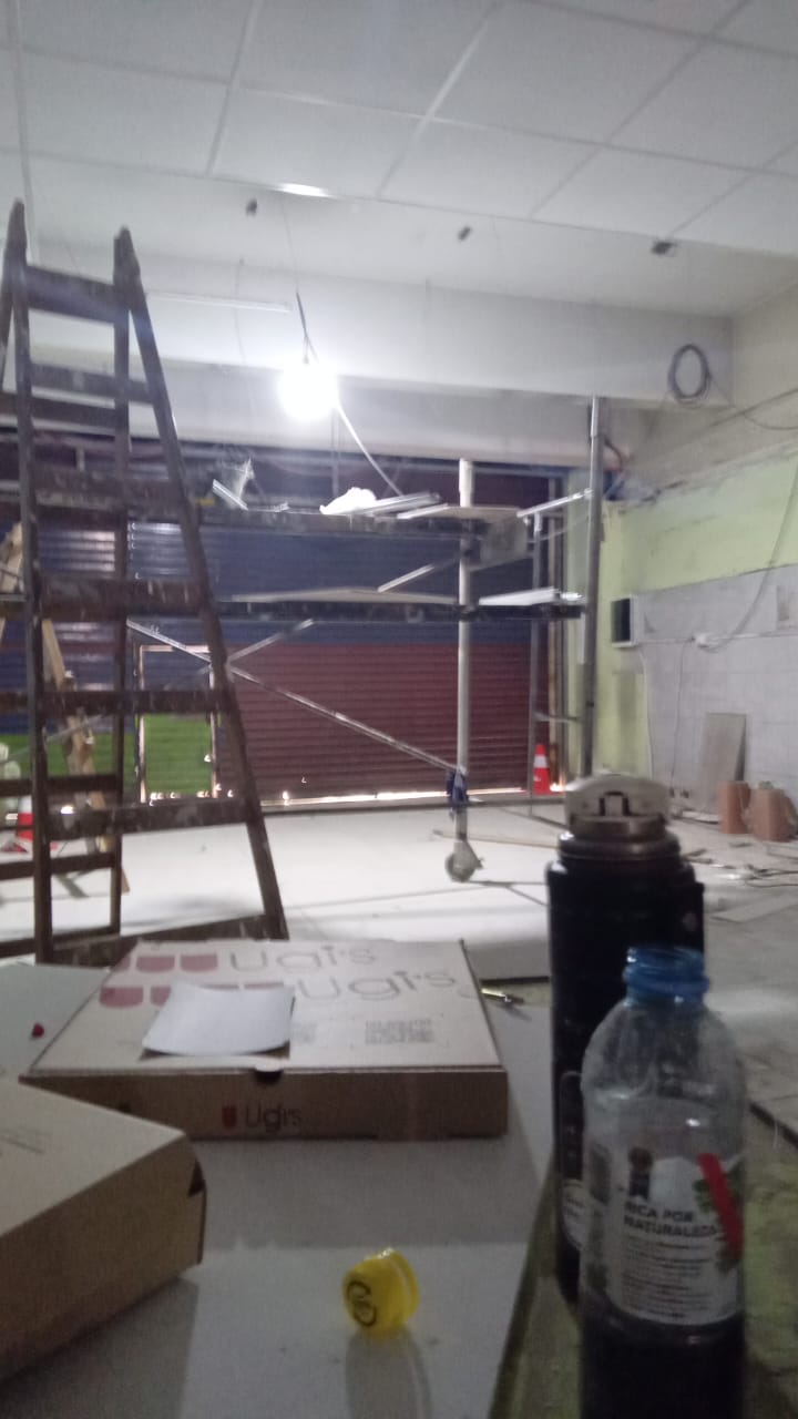 Obra de cielorraso suspendido con andamio en supermercado, Buenos Aires