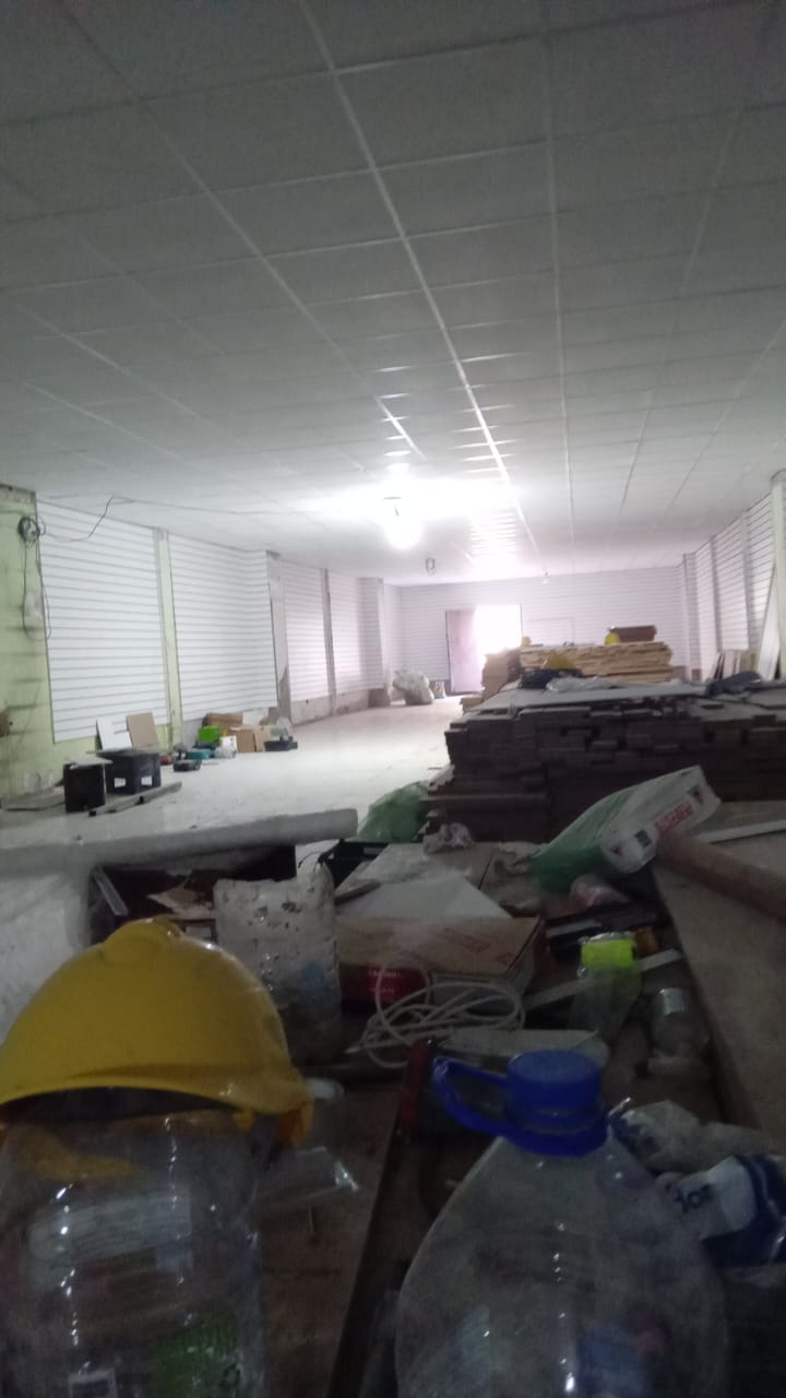 Salón de supermercado con cielorraso de placas terminado por David Construcción